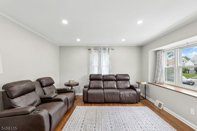 827 Pine St, Roselle Park Boro, NJ 07204