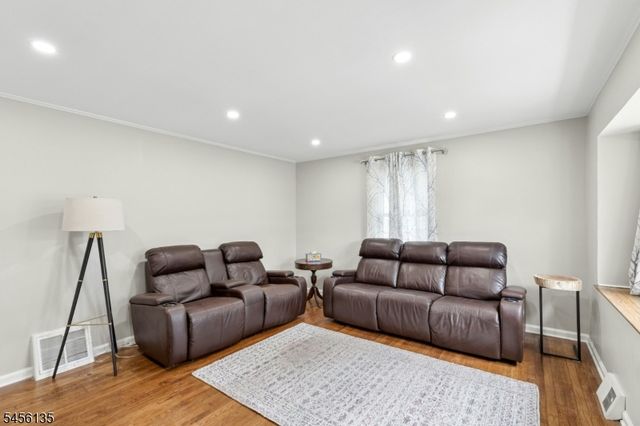 827 Pine St, Roselle Park Boro, NJ 07204