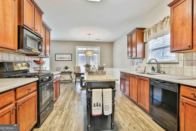 77 Lakeshore Parkway, Newnan, GA 30263