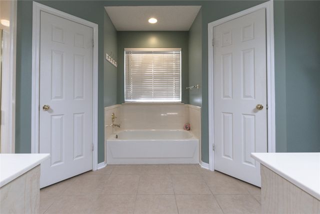 949 Crested Butte Drive, Hewitt, TX 76643