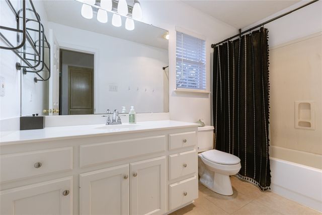 949 Crested Butte Drive, Hewitt, TX 76643