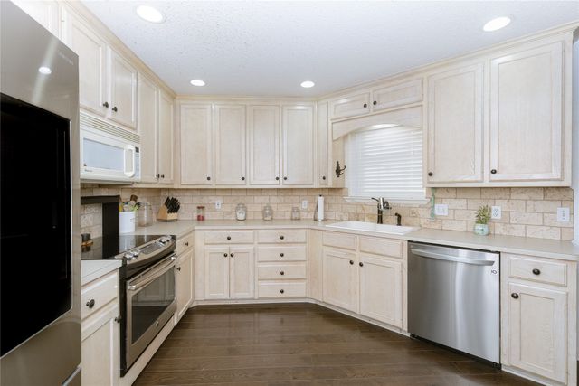 949 Crested Butte Drive, Hewitt, TX 76643