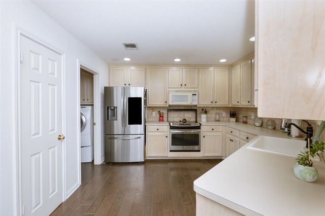 949 Crested Butte Drive, Hewitt, TX 76643