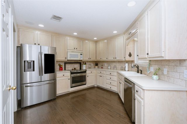 949 Crested Butte Drive, Hewitt, TX 76643