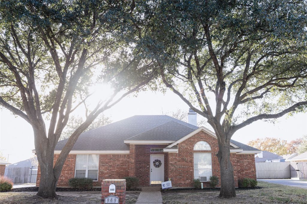 949 Crested Butte Drive, Hewitt, TX 76643