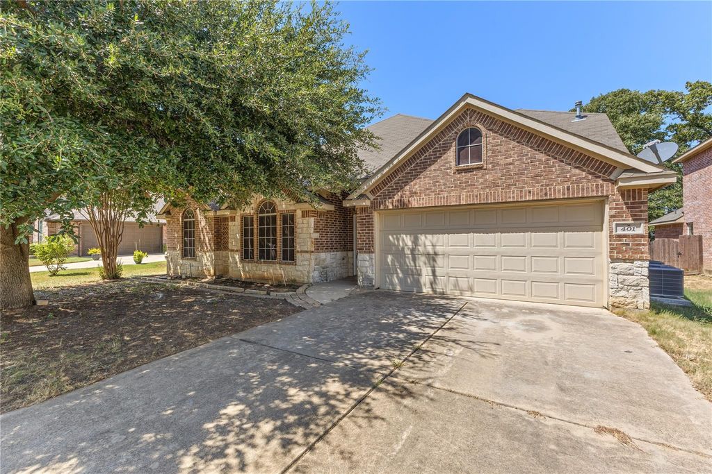 401 Hidden Knoll Drive, Burleson, TX 76028 — exterior
