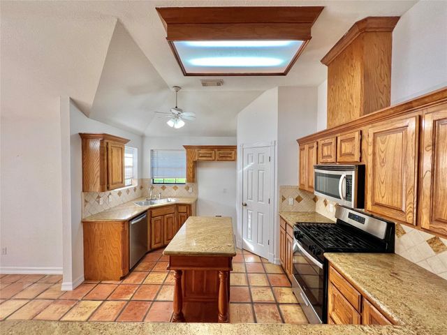 1833 N Valderas Street, Angleton, TX 77515