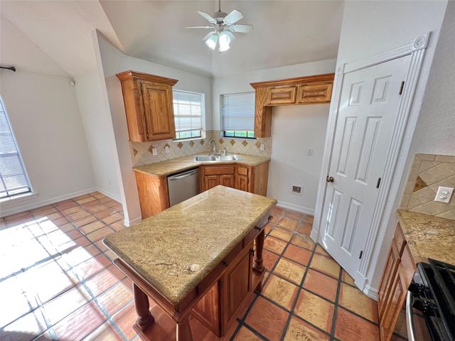 1833 N Valderas Street, Angleton, TX 77515
