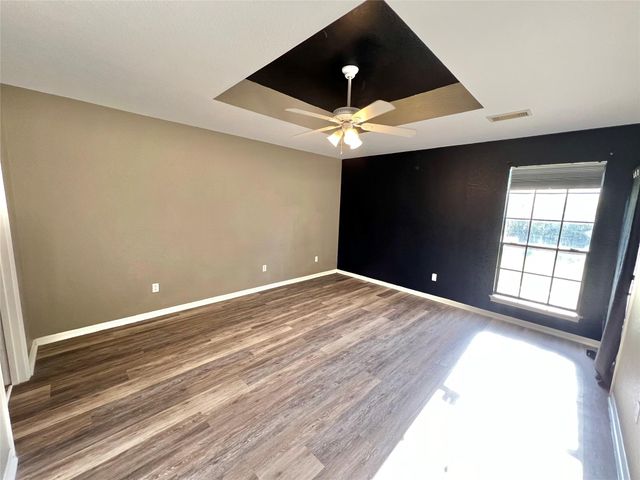 1833 N Valderas Street, Angleton, TX 77515