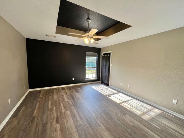 1833 N Valderas Street, Angleton, TX 77515