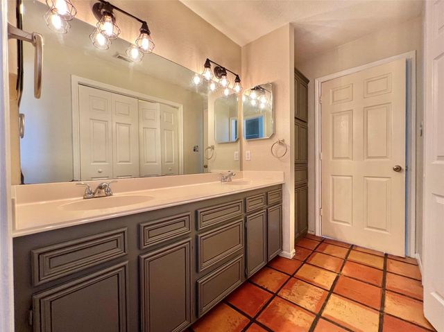 1833 N Valderas Street, Angleton, TX 77515