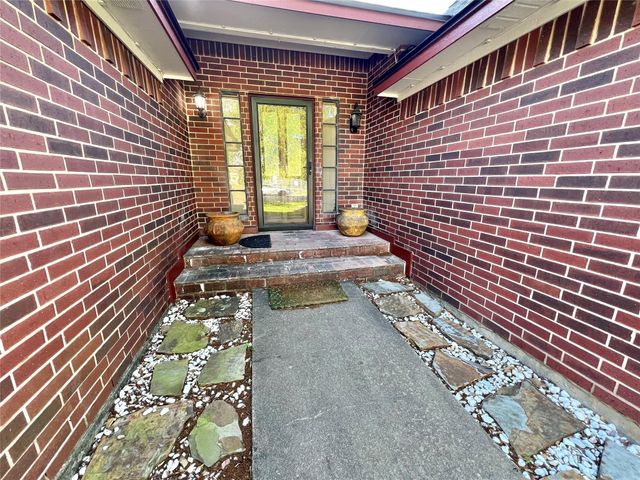 1833 N Valderas Street, Angleton, TX 77515