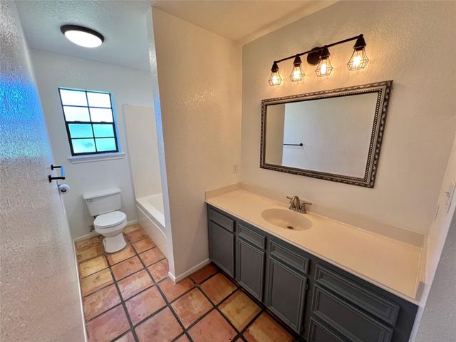1833 N Valderas Street, Angleton, TX 77515