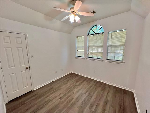 1833 N Valderas Street, Angleton, TX 77515
