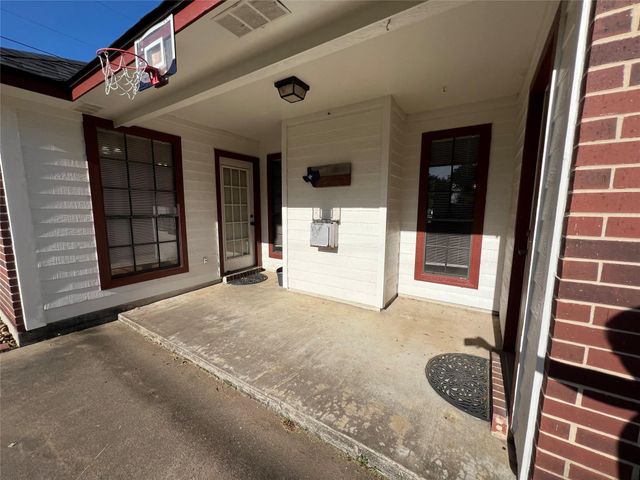 1833 N Valderas Street, Angleton, TX 77515