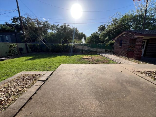 1833 N Valderas Street, Angleton, TX 77515