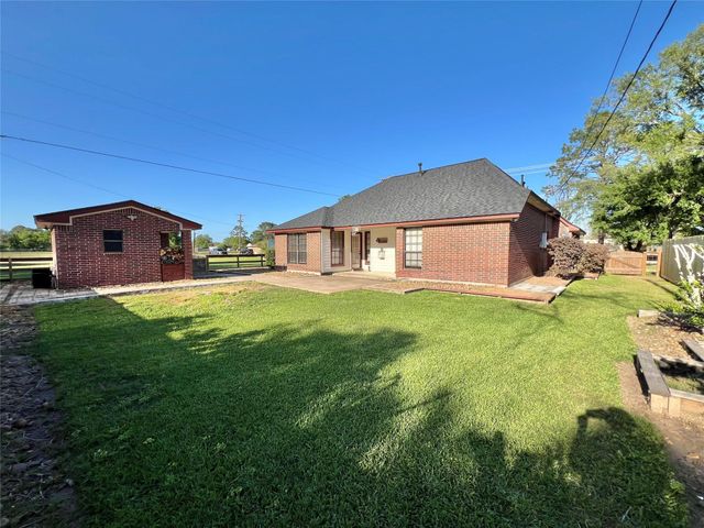 1833 N Valderas Street, Angleton, TX 77515
