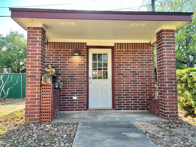 1833 N Valderas Street, Angleton, TX 77515