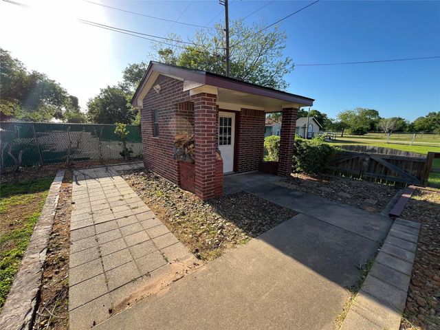 1833 N Valderas Street, Angleton, TX 77515