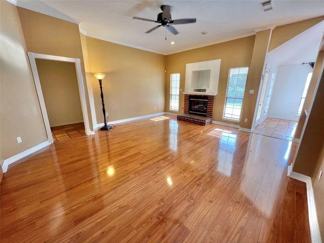 1833 N Valderas Street, Angleton, TX 77515
