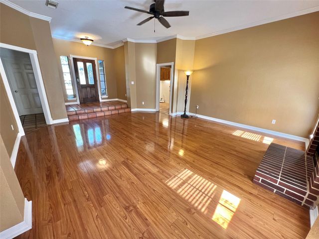 1833 N Valderas Street, Angleton, TX 77515