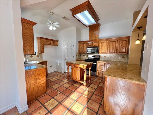 1833 N Valderas Street, Angleton, TX 77515