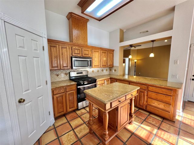 1833 N Valderas Street, Angleton, TX 77515