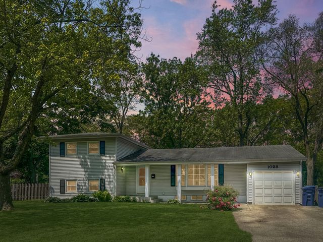 1028 Castlewood Lane, Deerfield, IL 60015