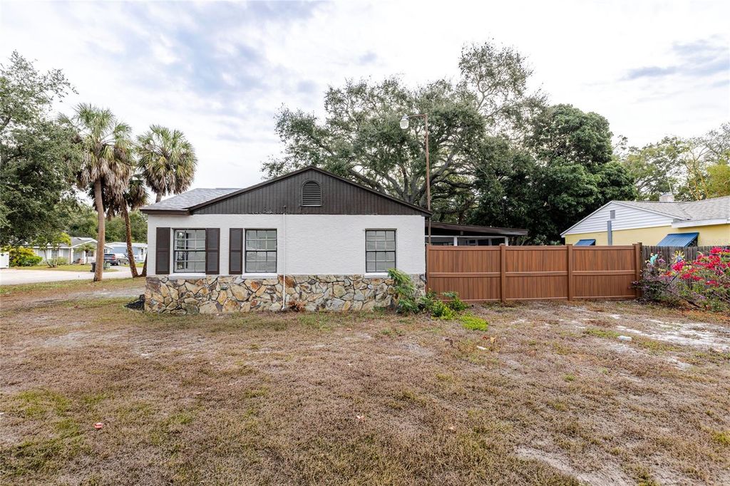 Image 5 of property listing at 3546 BOCA CIEGA DRIVE N, St Petersburg, FL 33710