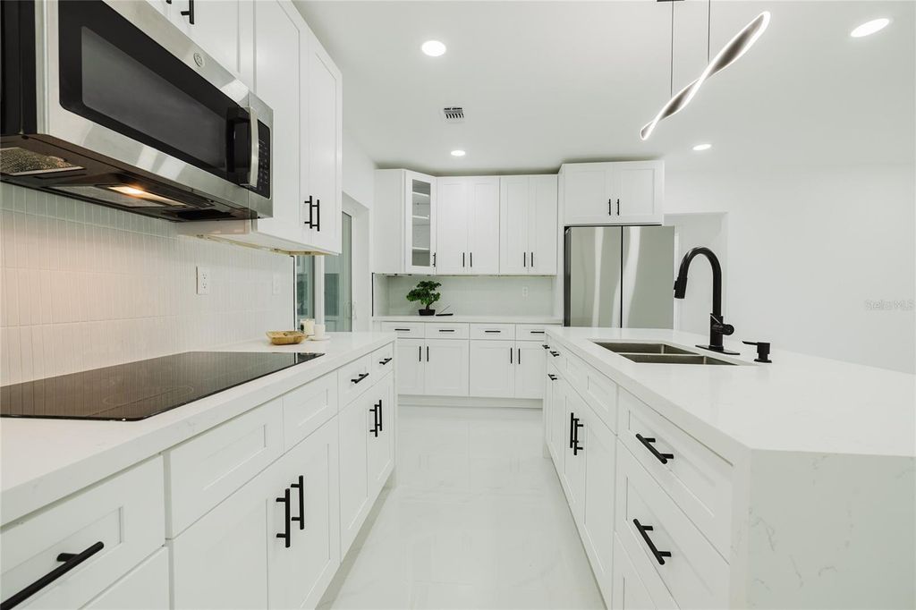 Image 8 of property listing at 3546 BOCA CIEGA DRIVE N, St Petersburg, FL 33710