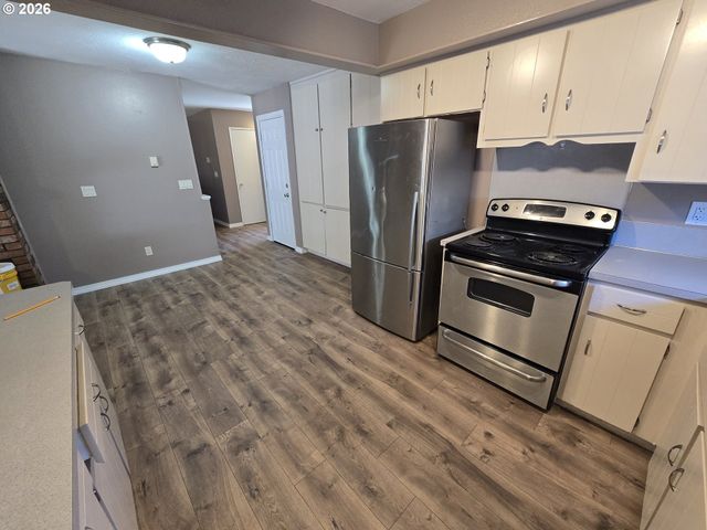4002 OAK St, Longview, WA 98632