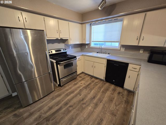 4002 OAK St, Longview, WA 98632