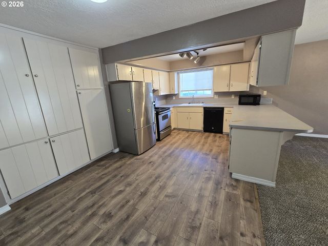4002 OAK St, Longview, WA 98632