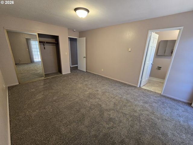 4002 OAK St, Longview, WA 98632