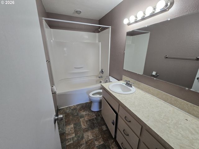 4002 OAK St, Longview, WA 98632