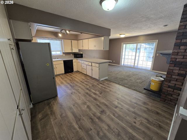4002 OAK St, Longview, WA 98632