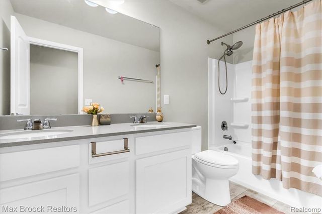8401 Sharon Drive, White Lake, MI 48386