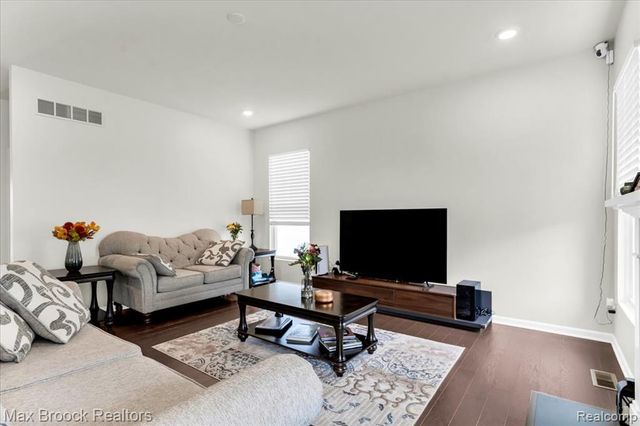 8401 Sharon Drive, White Lake, MI 48386