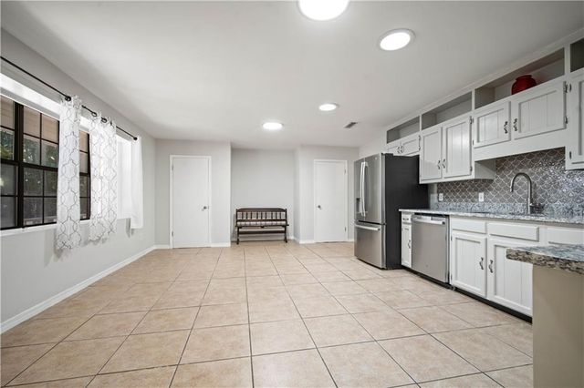 501 Lakeview Drive W, Mobile, AL 36695