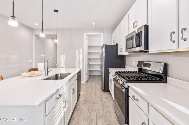 10190 S Rolling Water Drive, Vail, AZ 85641