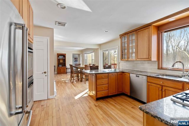 18 Kings Court, Woodcliff Lake, NJ 07677