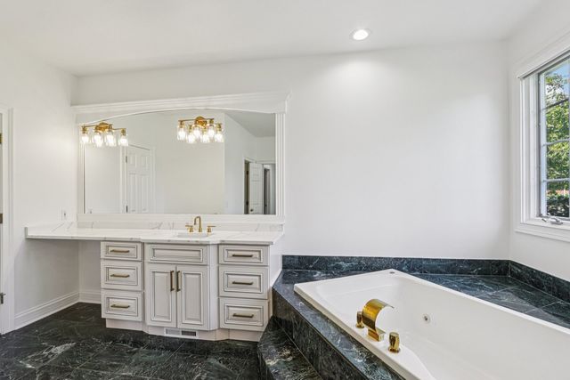 6605 Oakwood Manor Drive, Crystal Lake, IL 60012