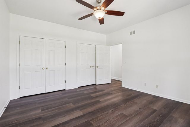 6605 Oakwood Manor Drive, Crystal Lake, IL 60012