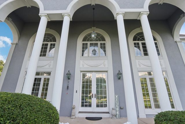 6605 Oakwood Manor Drive, Crystal Lake, IL 60012