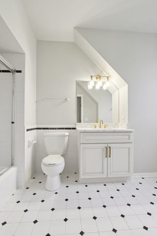 6605 Oakwood Manor Drive, Crystal Lake, IL 60012