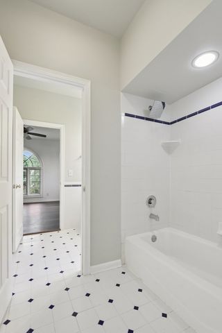 6605 Oakwood Manor Drive, Crystal Lake, IL 60012