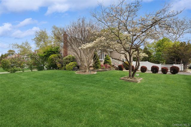 275 Violet Street, Massapequa Park, NY 11762