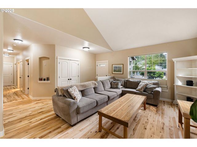 87932 ERDMAN Way, Veneta, OR 97487