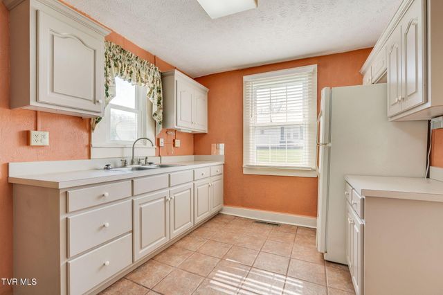 1024 East Mckinney Avenue, Rogersville, TN 37857