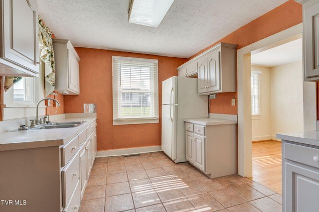 1024 East Mckinney Avenue, Rogersville, TN 37857